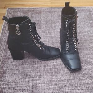 Wishbone Collectipn Women's Black Lace-Up Chain-Trim Ankle Boots